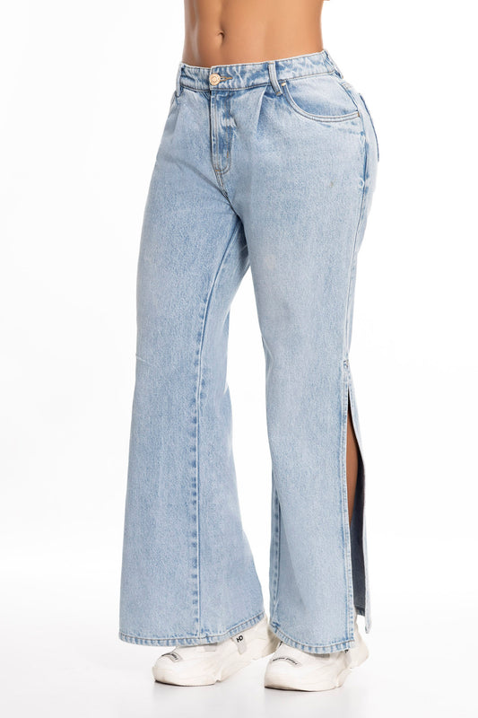 Ref. 10054 Jean rígido,tiro alto, bolsillos laterales, abertura en piernas, tono azul claro (hielo)