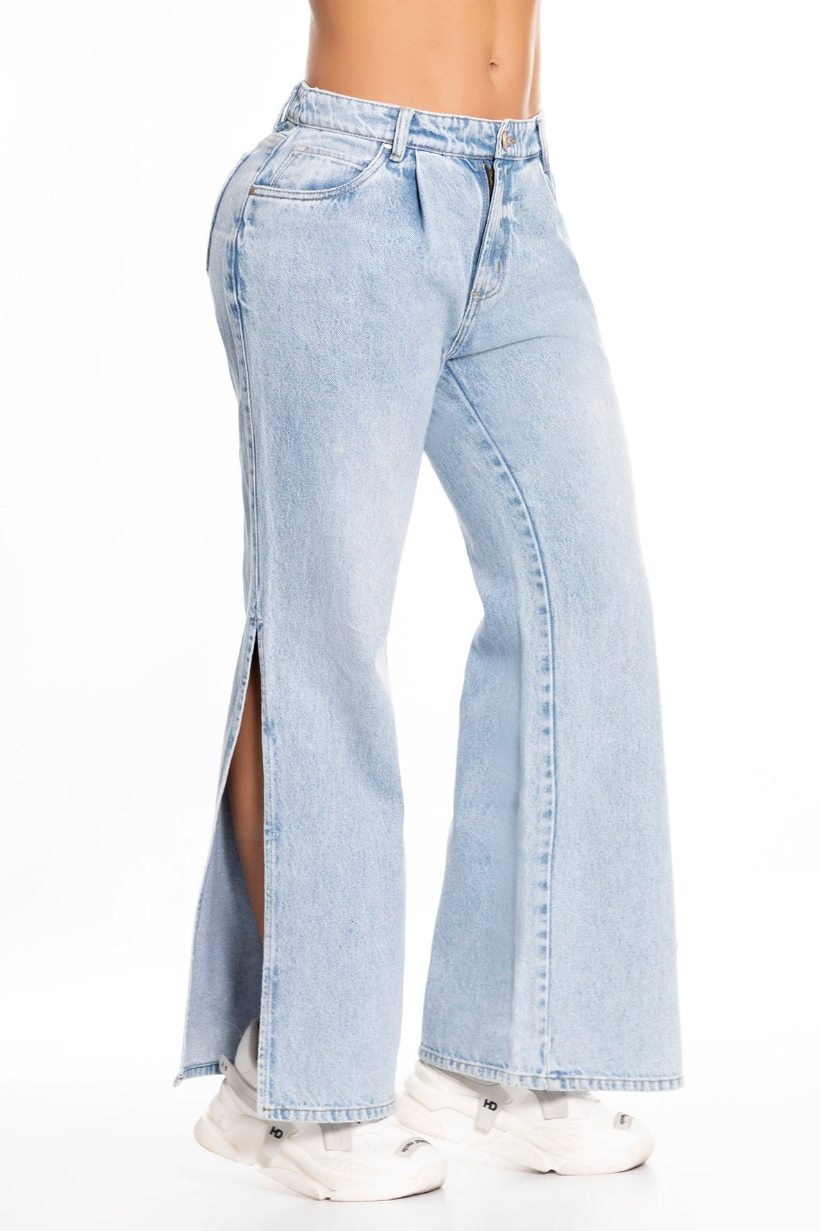 Ref. 10054 Jean rígido,tiro alto, bolsillos laterales, abertura en piernas, tono azul claro (hielo)